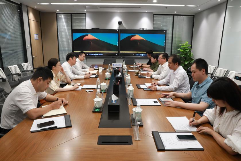 袁泉与中国进出口银行重庆分行党委书记、行长白华峰一行开展座谈交流