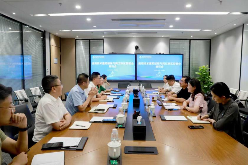 袁泉、杨清华与重庆市两江新区管委会副主任、生命健康产业链链长张光明一行开展座谈交流