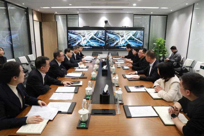 袁泉与重庆银行党委书记、董事长杨秀明一行开展座谈交流