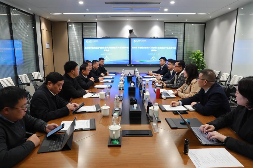 袁泉、杨清华与黔东南州人大考察团一行开展座谈交流