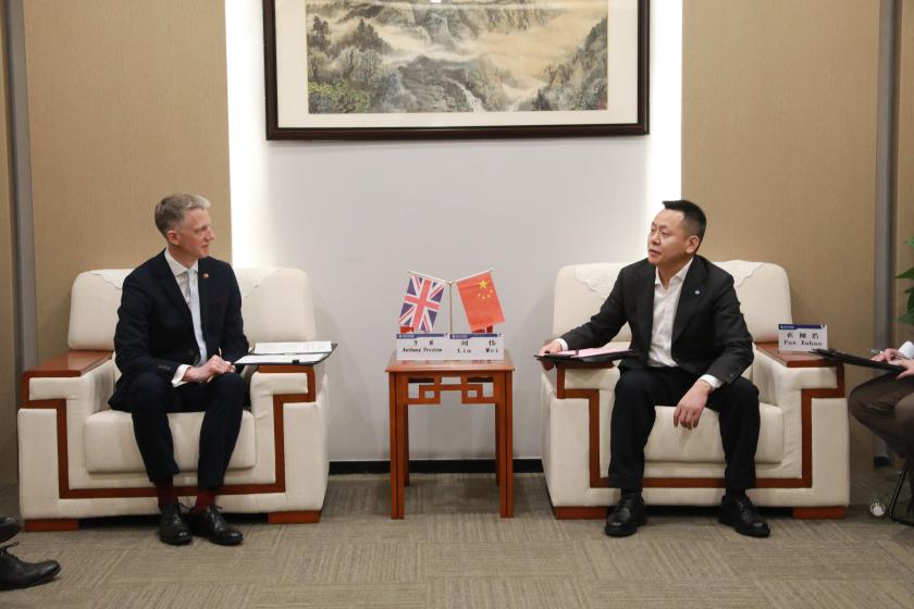 英国驻重庆总领事馆总领事李遥一行访问通用技术重药控股